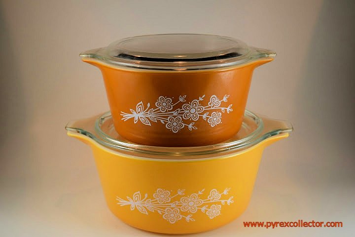Pyrex Three bowl nesting set 2 Dark Orange 1 Light Orange with the Butterfly Gold 2 pattern